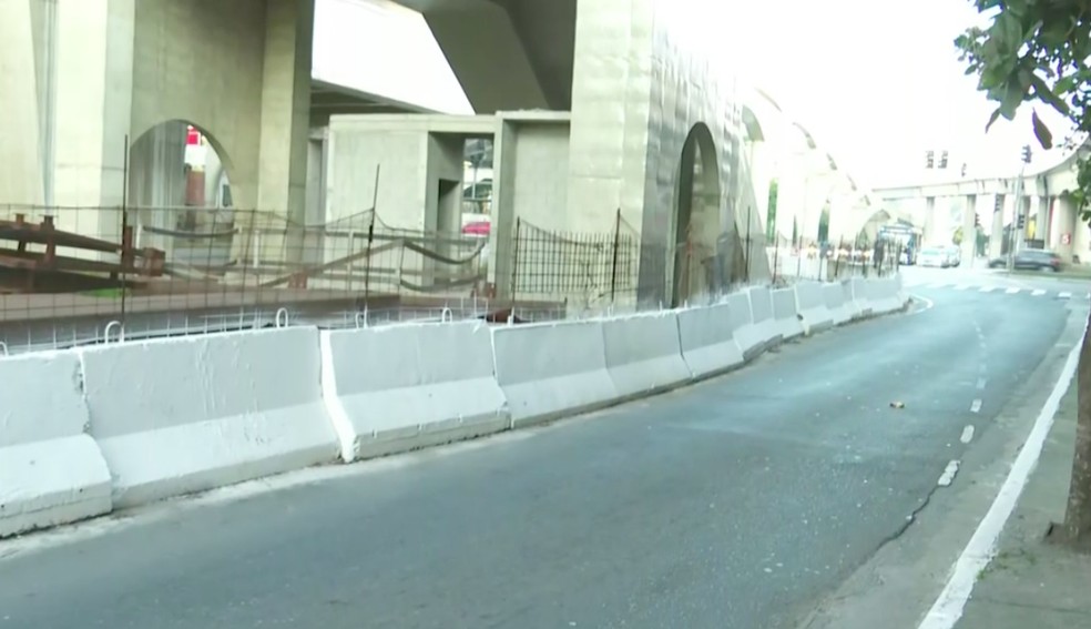 Trecho estreito da Avenida Jornalista Roberto Marinho, na zona sul da cidade de S&atilde;o Paulo. Avenida vai receber ciclovia &mdash; Foto: Reprodu&ccedil;&atilde;o/TV Globo