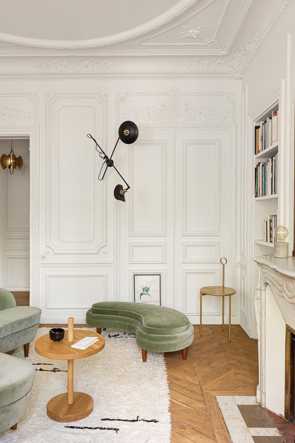 Em Paris, apartamento de 80 m² mistura décor clássico com arte contemporânea (Foto: Stephan Julliard )