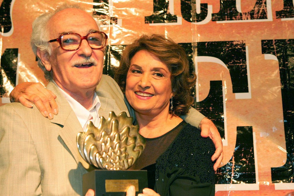A atriz Eva Wilma entrega o Prêmio Shell de Teatro ao homenageado José Renato por sua constante contribuição ao teatro brasileiro, no restaurante Chakras, em São Paulo, em 2005 — Foto: Valéria Gonçalvez/Estadão Conteúdo/Arquivo