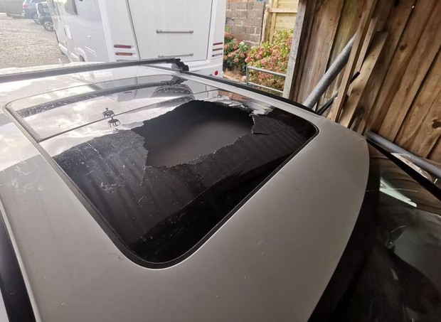Teto solar de carro ficou destruído após ser atingido por pedra (Foto: Reprodução/CornwallLive)