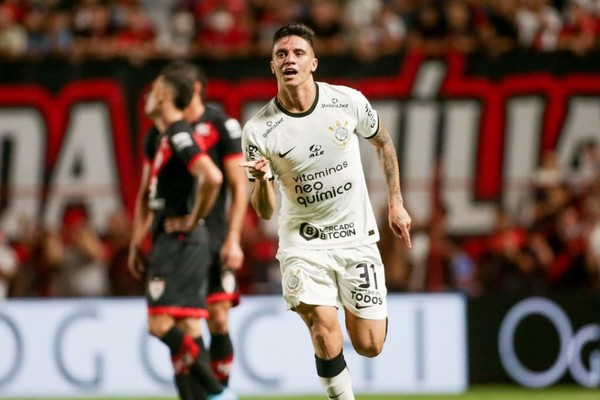 Gustavo Mantuan celebra o gol da vitória contra o Atlético-GO (Foto: Reprodução/Instagram)