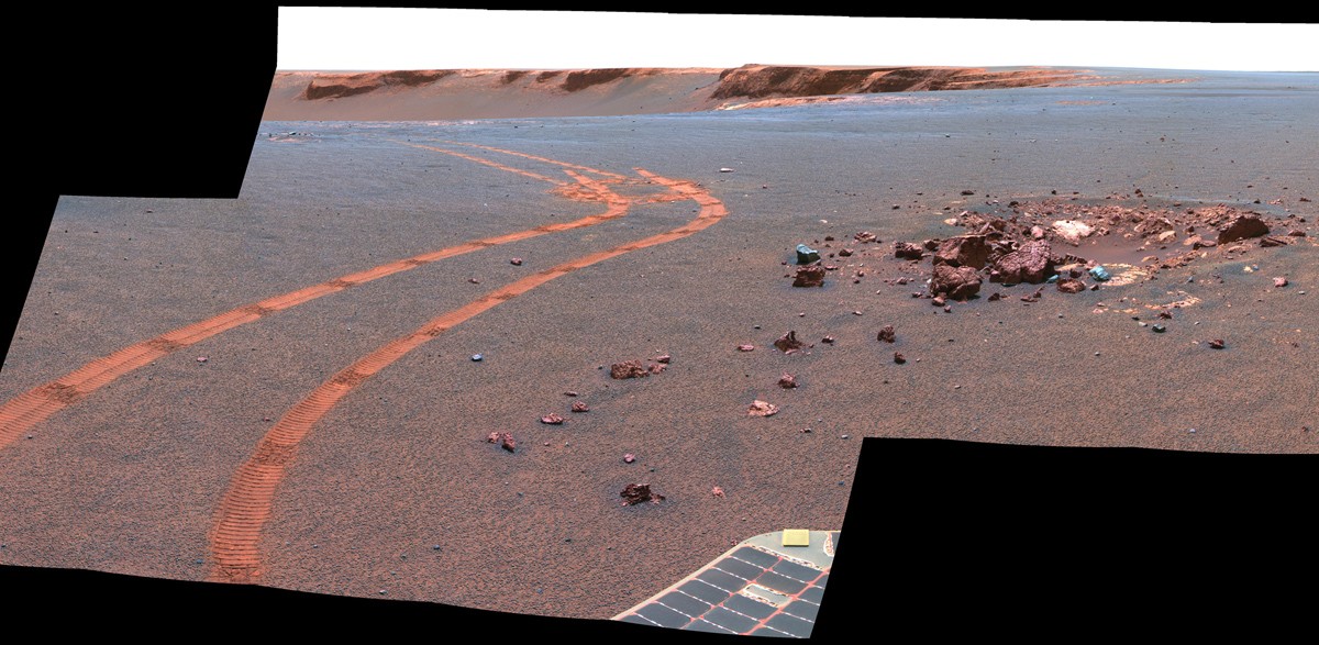 Fotografia mostrando a trilha deixada pelo veículo Opportunity no solo de Marte (Foto: Divulgação/Nasa)