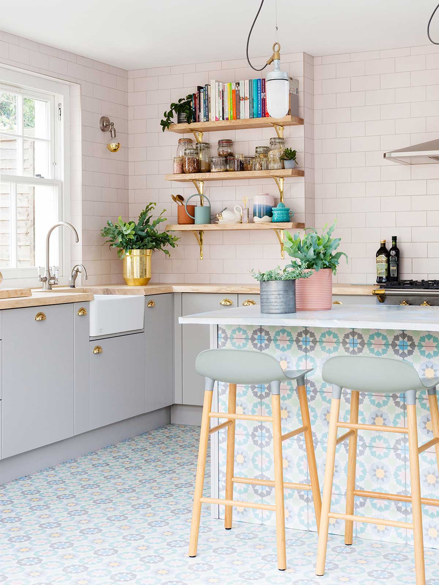 Décor do dia: revestimentos coloridos decoram cozinha aberta (Foto: Divulgação)