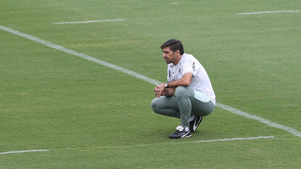 Abel Ferreira analisa o treino do Palmeiras — Foto: Cesar Greco\Palmeiras