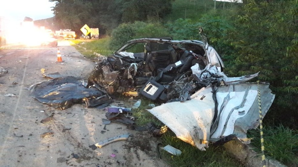 Carro onde estava motorista ficou totalmente destruído (Foto: Cajau Antonelli/VC no ESTV)