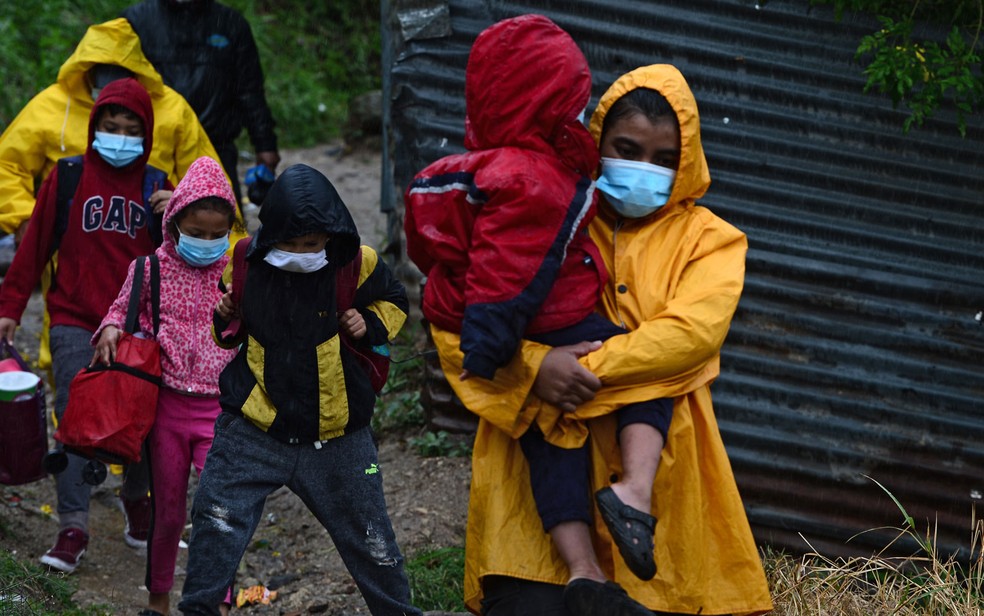 Moradores são retirados de suas casas em áreas de risco por causa da aproximação do furacão Iota, em Tegucigalpa, em Honduras, na terça-feira (17) — Foto: Orlando Sierra/AFP 