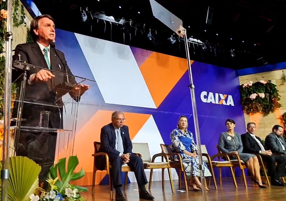 Bolsonaro discursa na posse da nova presidente da Caixa, Daniella Marques, observado por ela, o ministro Paulo Guedes, a primeira-dama, Michelle Bolsonaro, e o presidente da Câmara, Arthur Lira (PP-AL)