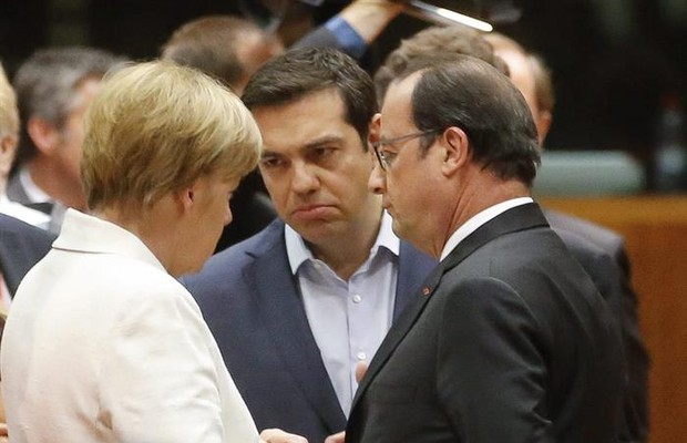 Premiê grego Alexis Tsipras conversa com a chanceler alemã Angela Merkel e o presidente francês Francois Hollande  (Foto: EFE)