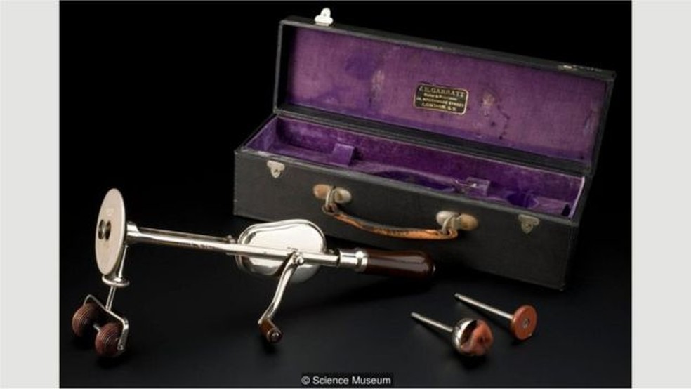 Datado do início de 1900, este vibrador era do tipo usado pelos médicos para massagear pacientes — Foto: Science Museum