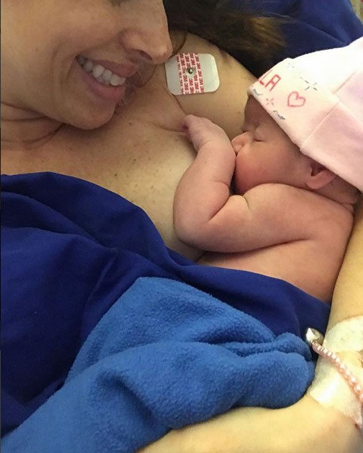 Isabella mamando logo após o nascimento (Foto: Reprodução - Instagram)