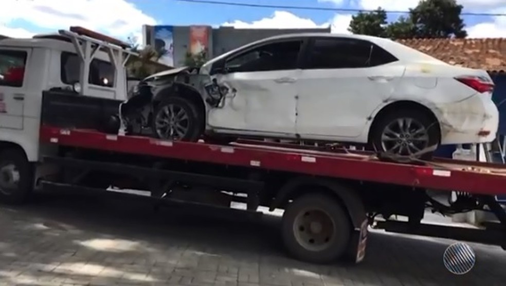 Carro onde as vítimas estavam foi encontrado danificado (Foto: Reprodução/ TV Santa Cruz)