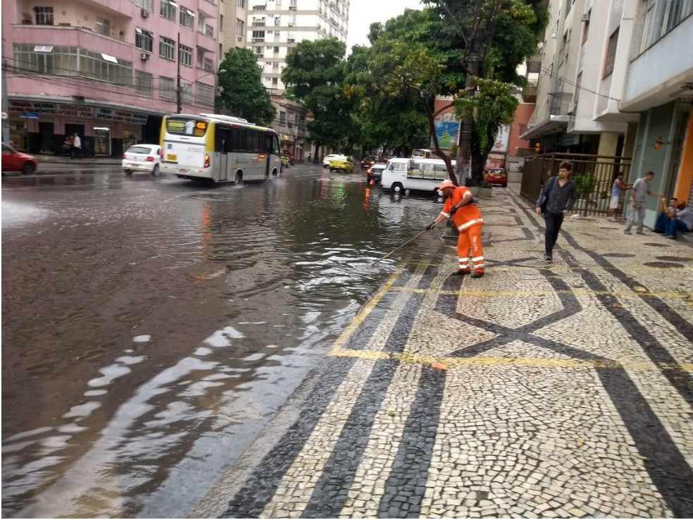 Bolsão d'água na Rua Haddock Lobo, na Tijuca — Foto: Reprodução/Centro de Operações Rio