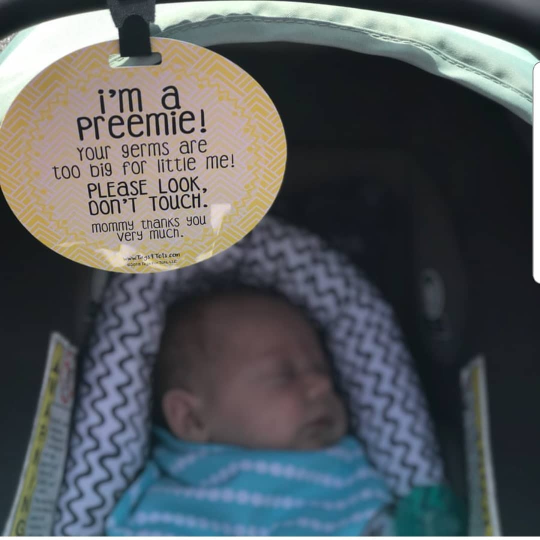 Bebê em carrinho com placa que diz que ele é prematuro (Foto: Reprodução Instagram)