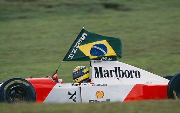 Ayrton Senna comemora vitória no GP do Brasil de 1993 (Foto: Norio Koike/IAS)
