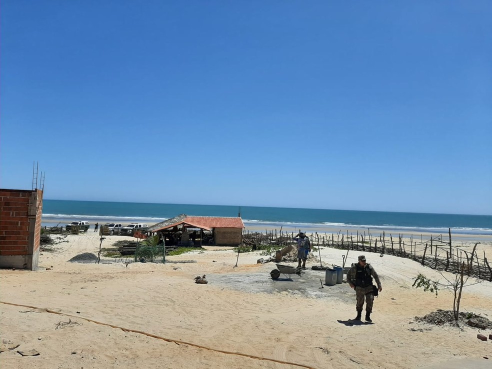 PM acompanhou equipe do Ibama durante denúncia de obra irregular em duna. — Foto: Polícia Militar/ Divulgação