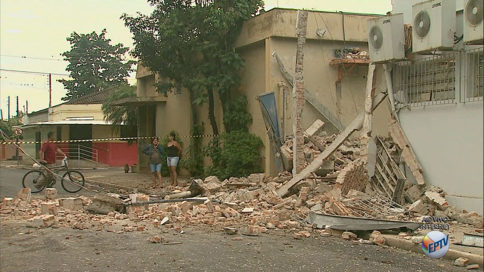 Agência ficou destruída em explosão de caixas eletrônicos em Guatapará (Foto: Reprodução/EPTV)