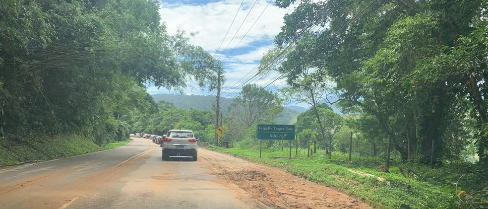 Estradas cobertas de lama e trânsito lento na subida para SP — Foto: Mônica Mariotti/g1