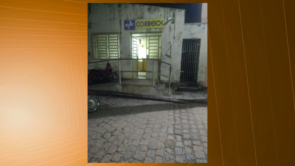 Grupo armado explodem cofre de agência dos correios e lotérica no Agreste da Paraíba. (Foto: Reprodução/TV Paraíba)