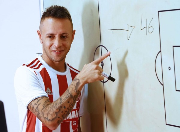 Rafinha E Apresentado No Olympiacos E Mira 46 Titulo Para Maior E Atual Campeao Grego Futebol Internacional Ge