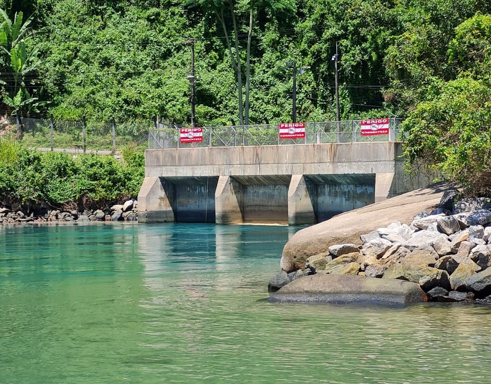 Área perto da Praia do Laboratório tem aviso de "perigo, correnteza" — Foto: Felipe Teixeira