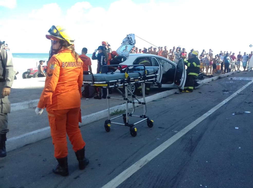 Corpo de Bombeiros foi acionado para socorrer as quatro vítimas de uma colisão entre dois carros na Av. Assis Chateaubriand, em Maceió (Foto: Roberta Cólen/G1)