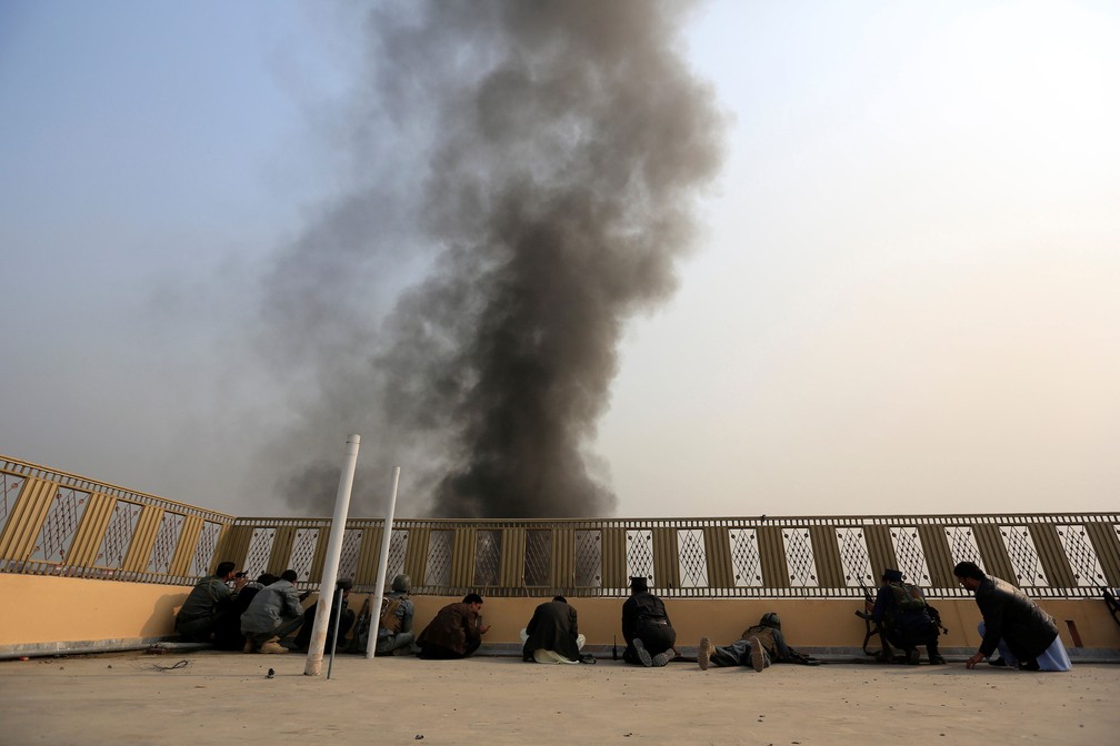 Policiais fazem cerco contra terroristas que atacaram sede da ONG Save the Children, em Jalalabad, no Afeganistão, nesta quarta-feira (24)  (Foto: Parwiz/ Reuters)