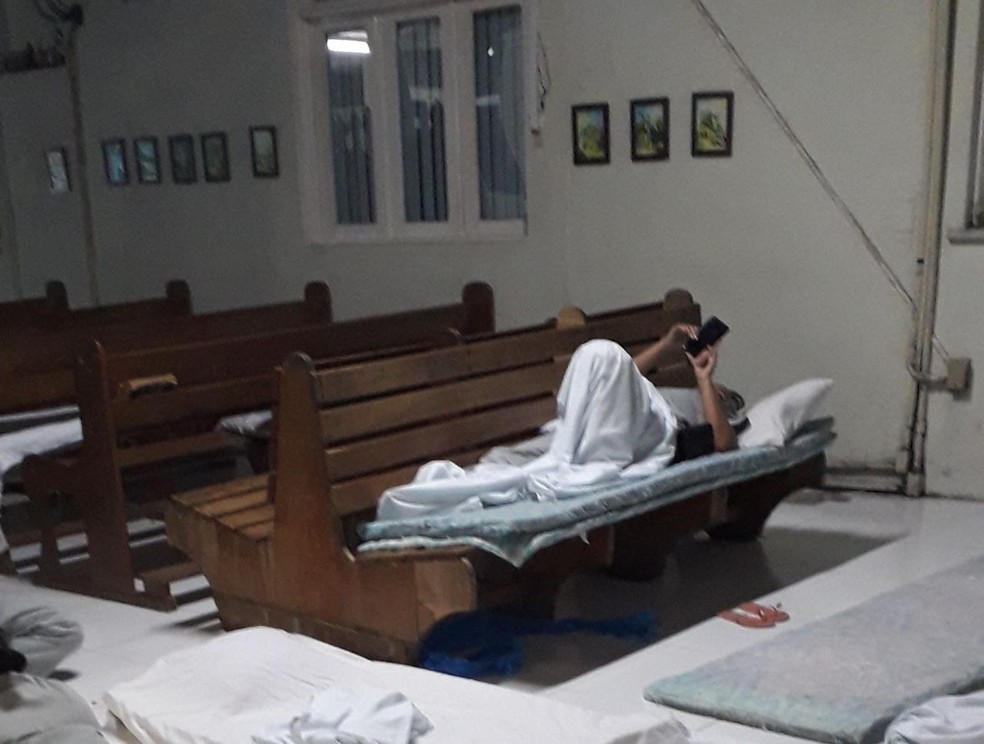 Mães dormem em bancos e no chão da capela do hospital. — Foto: Arquivo pessoal