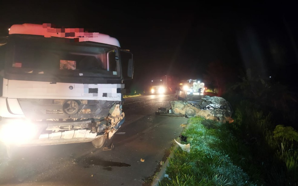 Carro bate contra caminhão na BR-153, em Porangatu, Goiás — Foto: Divulgação/PRF