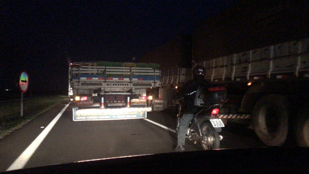Acidente causou um congestionamento na madrugada desta quinta-feira — Foto: Thais Andrioli/ TV TEM
