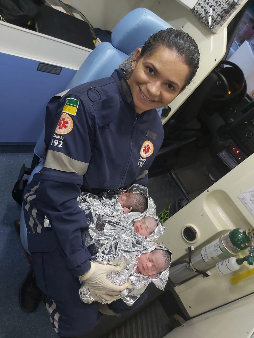 Enfermeira segura trigêmeos que nasceram de oito meses em parto normal — Foto: Prefeitura de Boa Vista/Samu/Divulgação