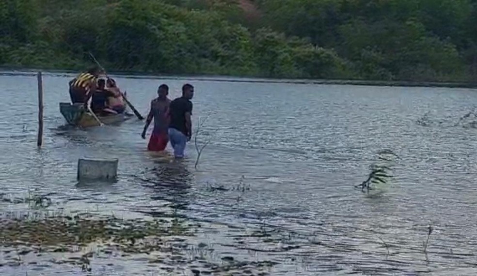Indígenas fazem travessia perigosa pelo Velho Chico em Sergipe (SE). — Foto: Dany Xokó - moradora da Aldeia Xokó