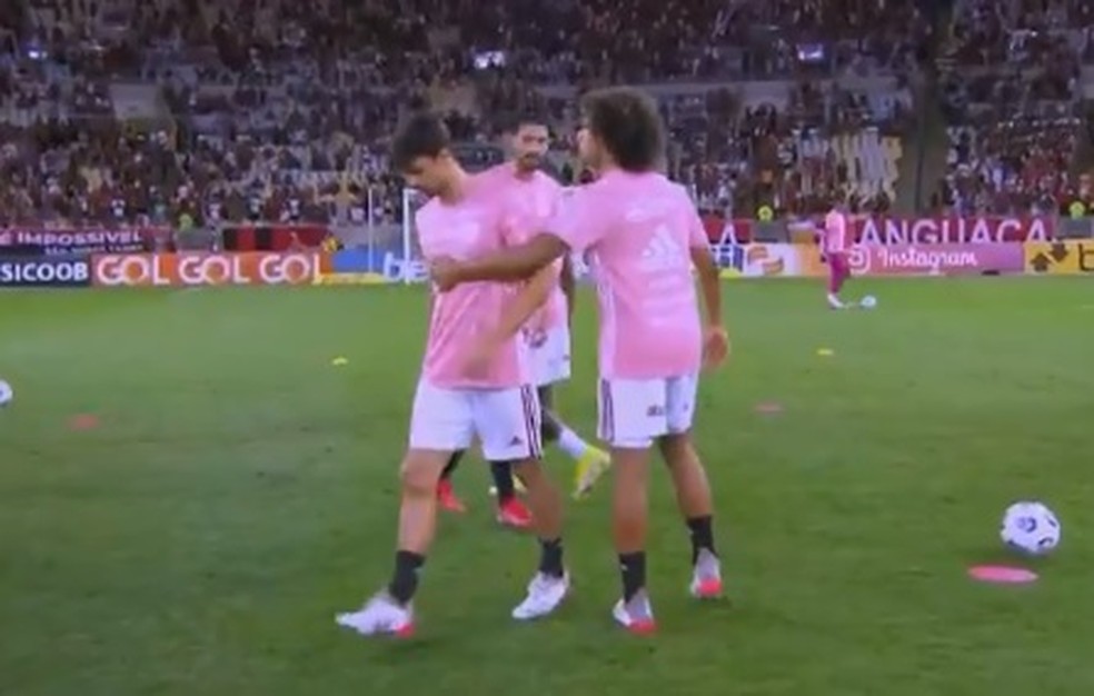 Rodrigo Caio sente dores no joelho direito, Flamengo x Atlético-MG — Foto: Reprodução - Premiere