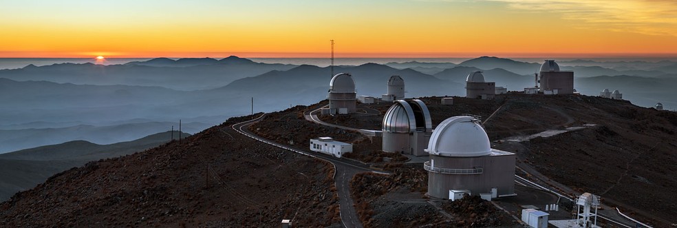 Panorâmica com por do sol no Observatório — Foto: B. Tafreshi/ESO