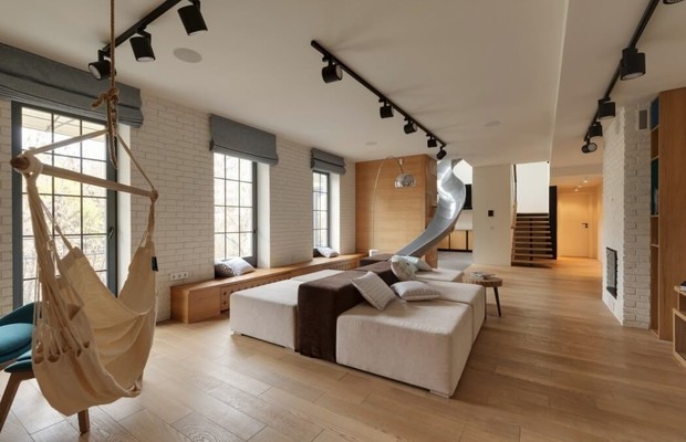 O apartamento foi decorado com cores neutras, como o cinza e o branco, que conversam perfeitamente com a madeira carvalho (Foto: Ki Design)