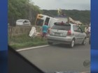 Moradores saqueiam biscoitos após caminhão tombar em Extrema, MG