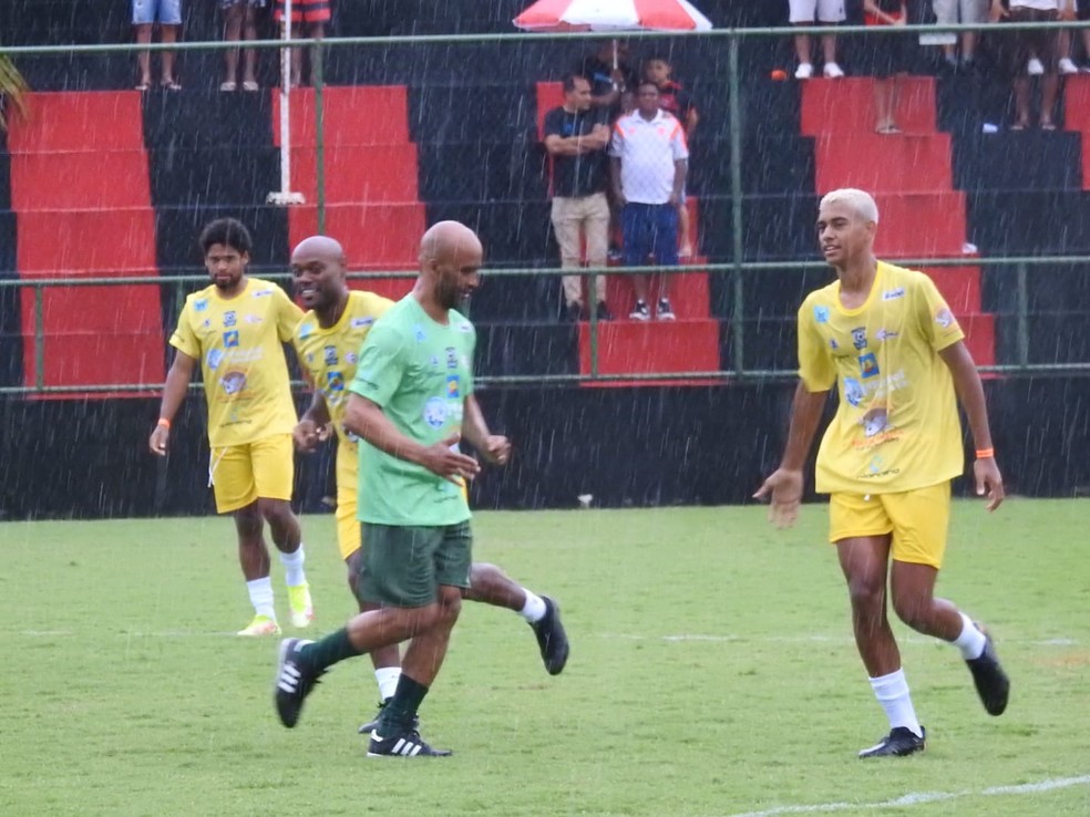 Fabinho, gerente do Flamengo, corre entre Vagner Love e Enzo, filho do centroavante — Foto: Fred Gomes