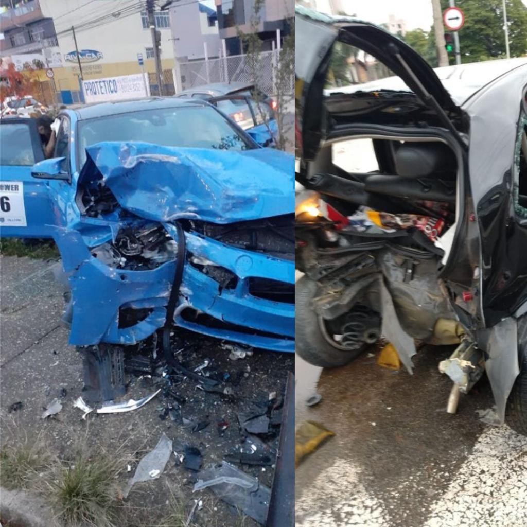 BMW tunada fica destruída após bater em carro estacionado e poste