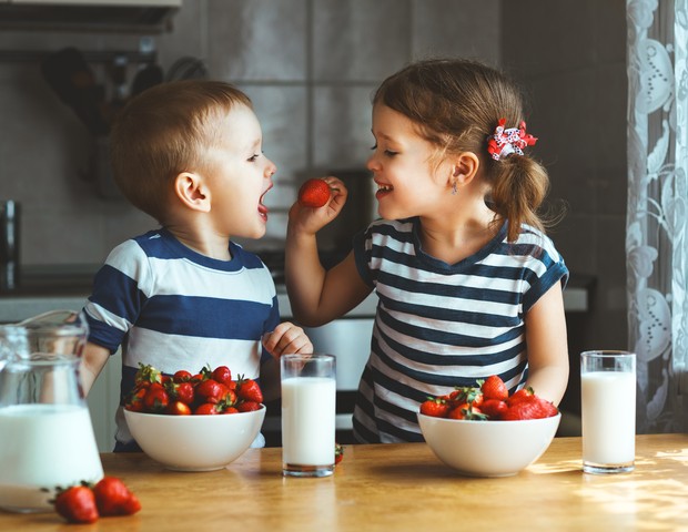 crianças comendo morango (Foto: thinkstock)