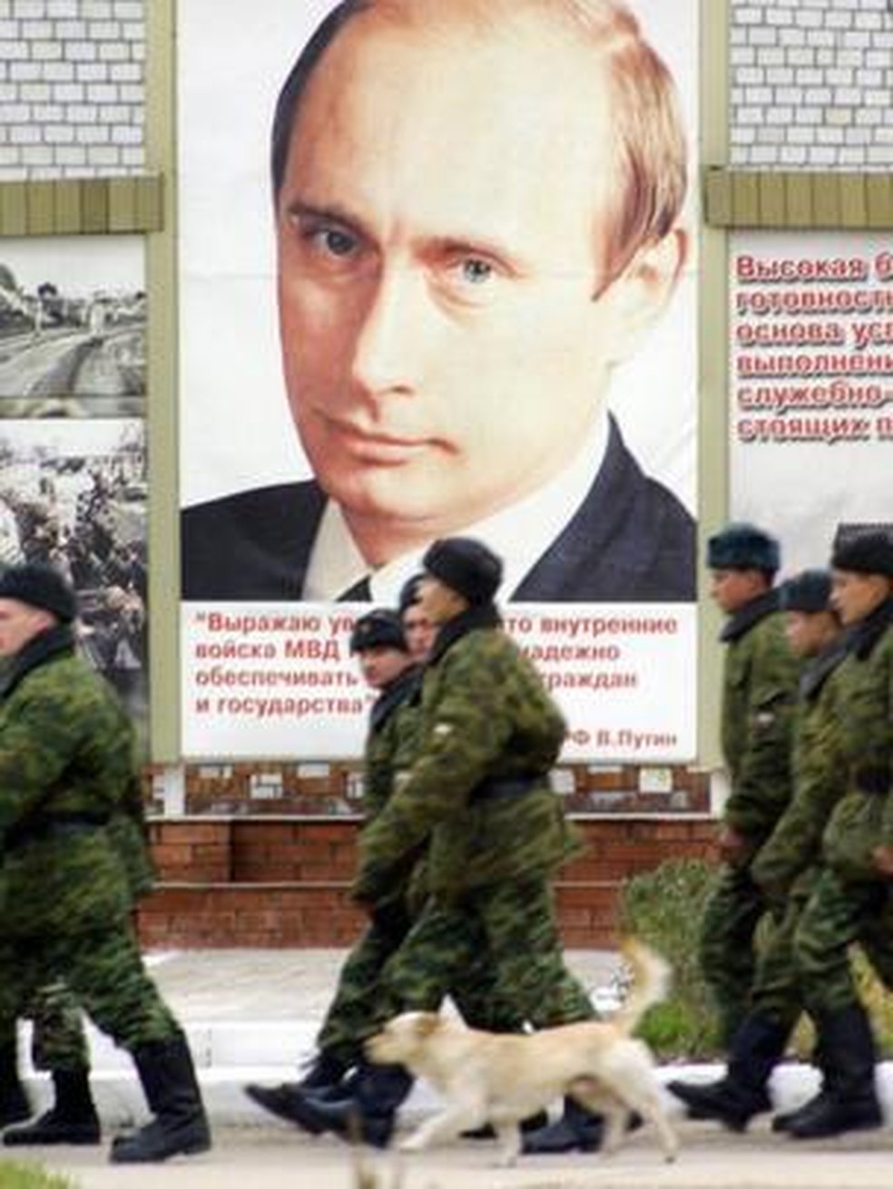 A visibilidade de Putin se estende por toda a Federação Russa - como pode ser visto aqui em uma base do exército russo em Grozny, Chechênia — Foto: Getty Images via BBC
