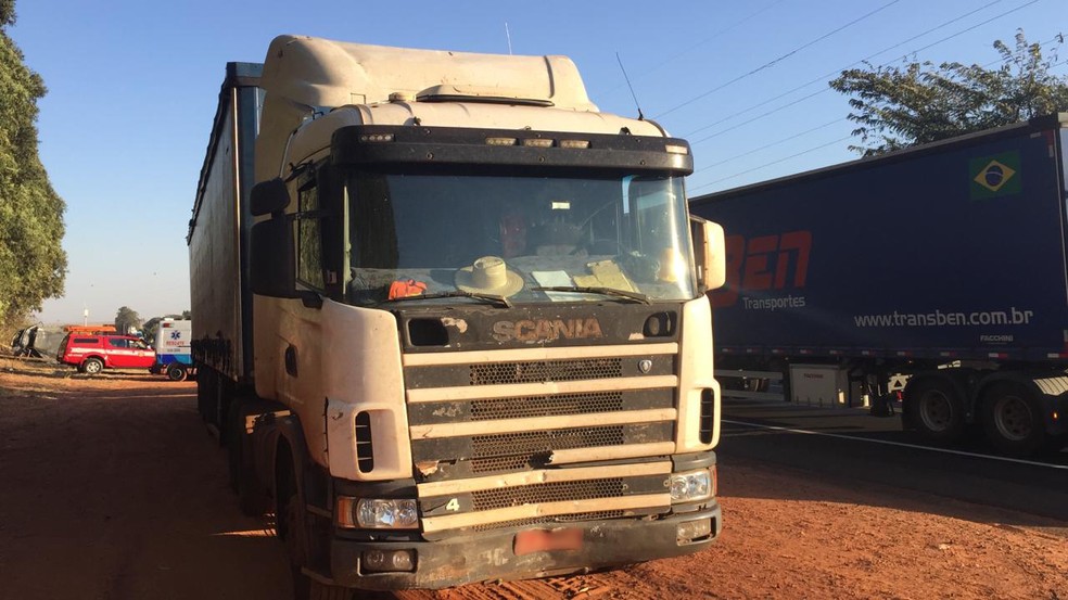 Acidente entre perua e caminhão matou dois rapazes na Rodovia Homero Severo Lins — Foto: João Martins/TV Fronteira 