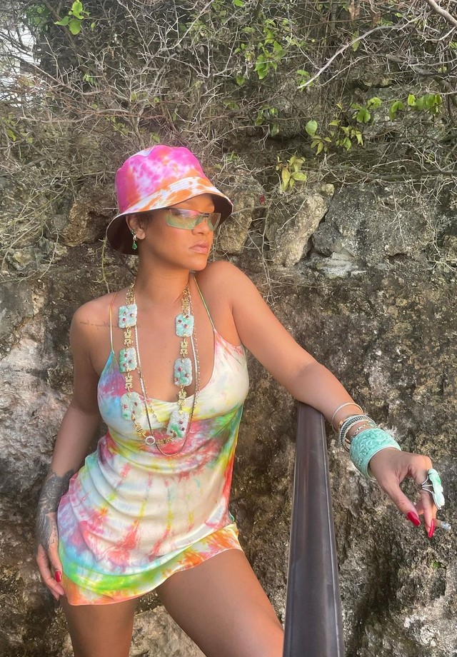 Rihanna rende-se ao tie dye (Foto: Reprodução/Instagram)