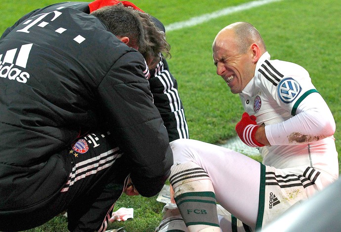 Robben machucado jogo Bayern de Munique contra  Augsburg (Foto: Reuters)