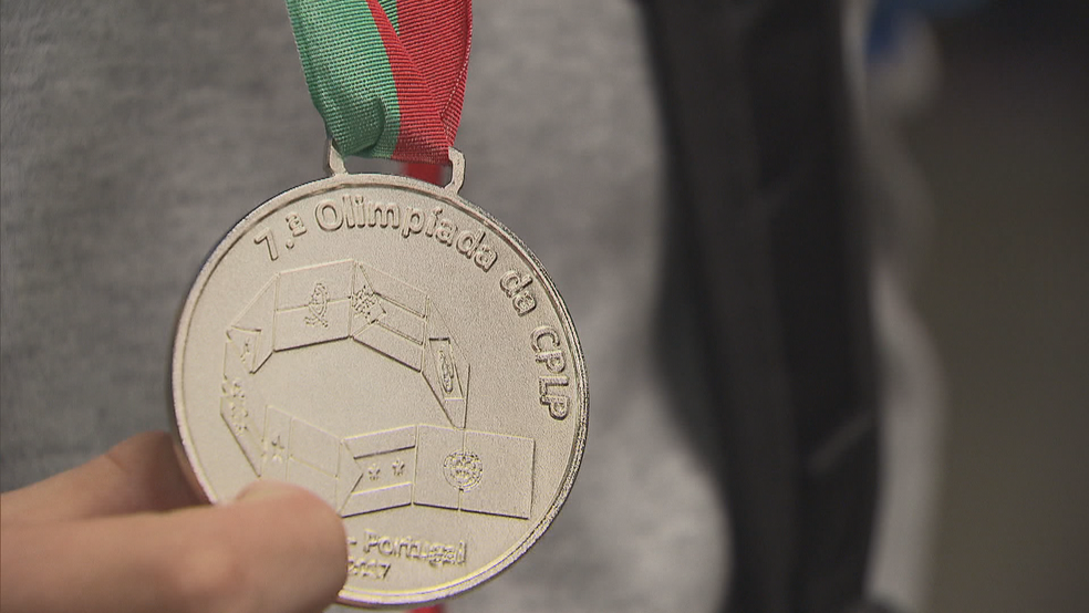 Medalha de prata ganha pelo estudante Eduardo Quirino em competição de matemática entre países de língua portuguesa (Foto: TV Globo/Reprodução)