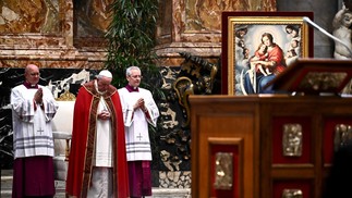 O Papa Francisco celebra missa do Dia de Todas as Almas, no Vaticano.  — Foto: Marco BERTORELLO / AFP