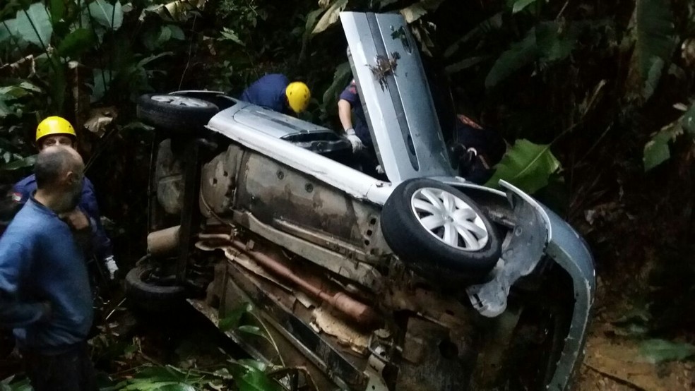 Carro caiu cerca de 50 metros (Foto: Corpo de Bombeiros/Divulga&ccedil;&atilde;o)