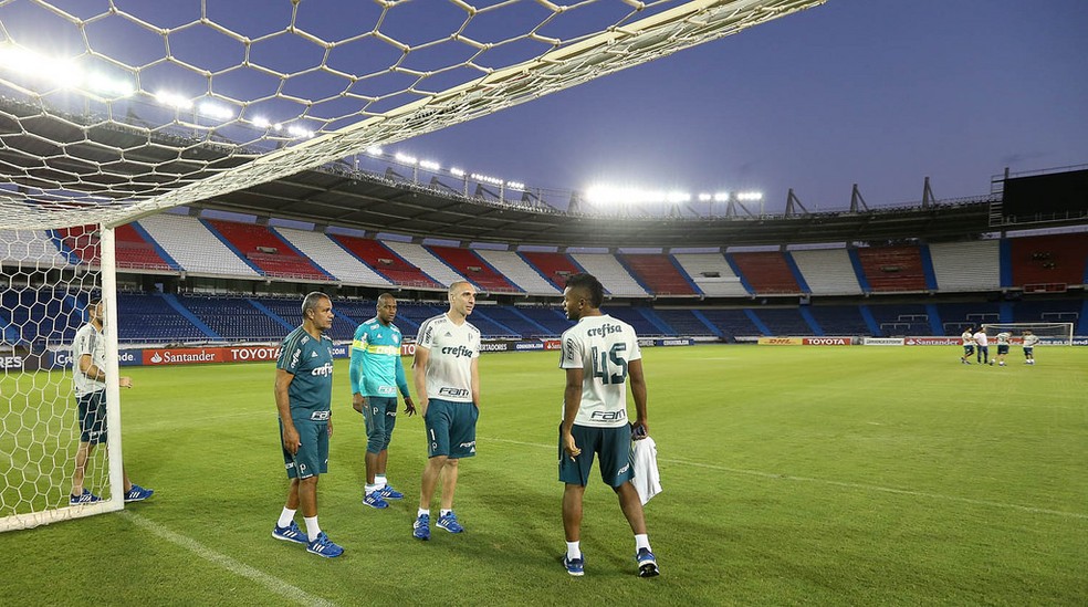 Fernando Prass conversa com Borja em Barranquilla (Foto: Cesar Greco/Ag. Palmeiras/Divulgação)