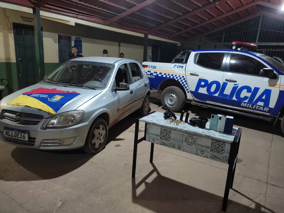 Carro e objetos foram recuperados pela PM — Foto: PM/Divulgação