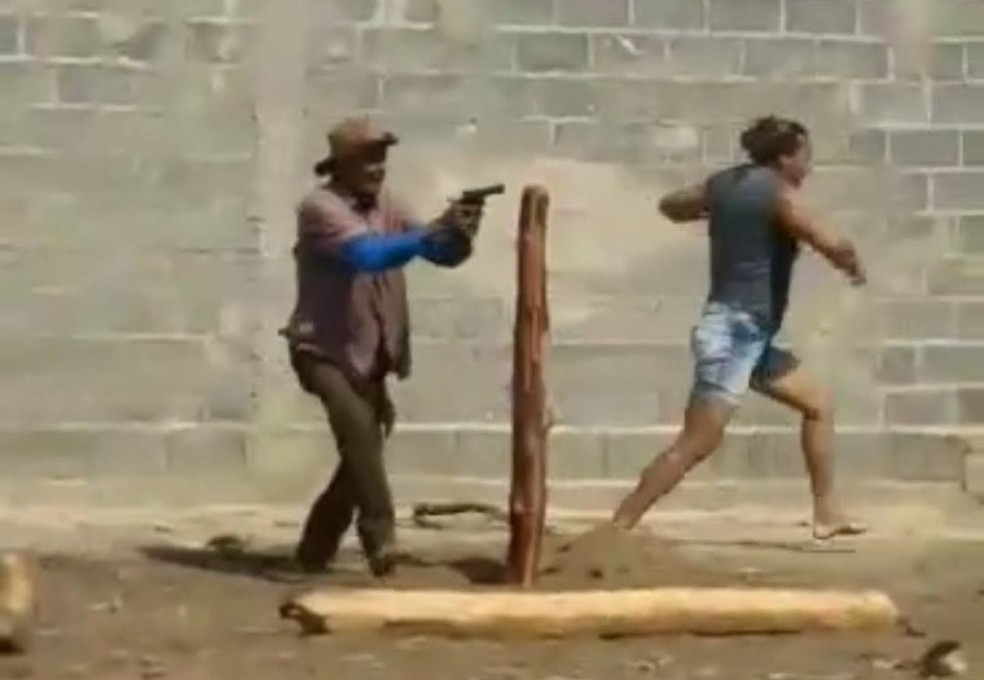 Homem é morto a tiros após discussão com irmão na BA por pedaço de terra herdado dos pais; mulher passava no momento do crime — Foto: Blog do Braga