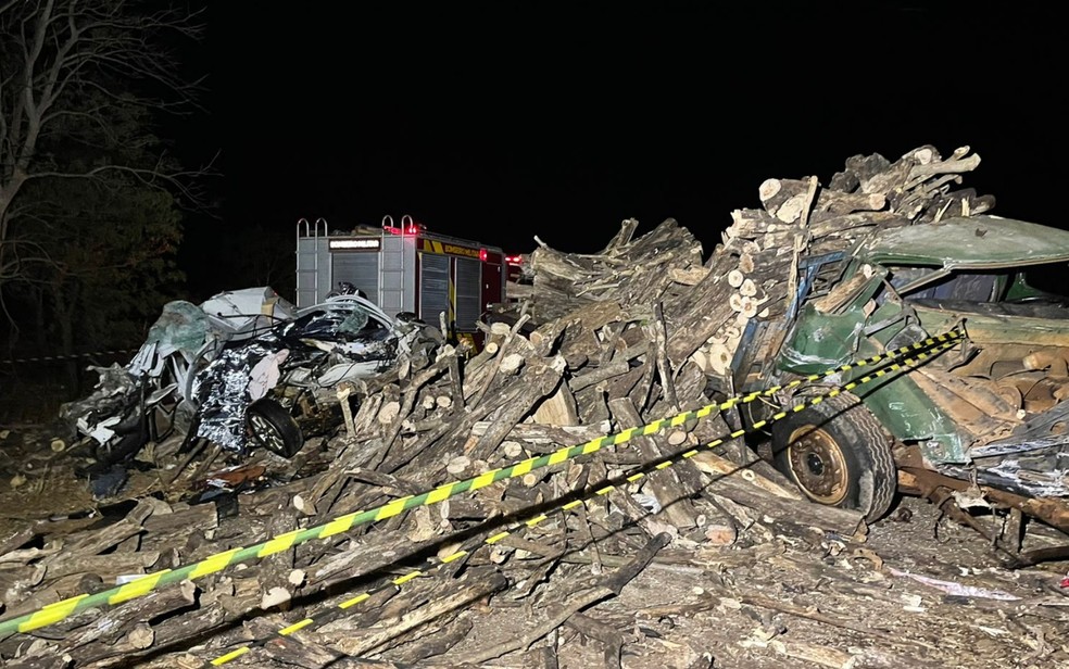 Cinco pessoas morrem em acidente na GO-060, entre Turvânia e Nazário, em Goiás — Foto: Divulgação/Corpo de Bombeiros