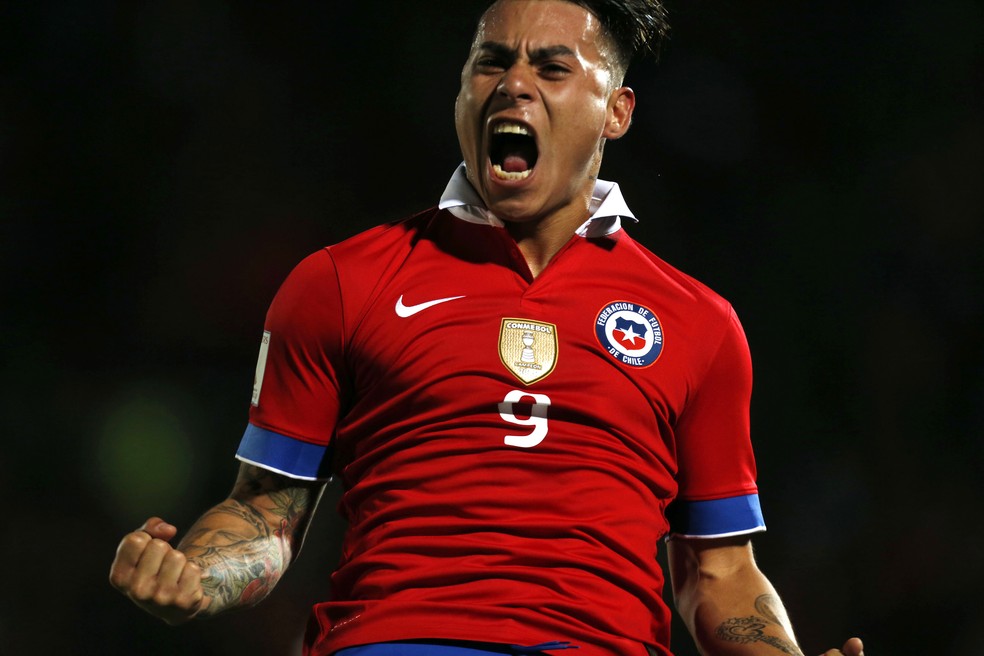 Eduardo Vargas comemora gol pela seleção chilena — Foto: AP 